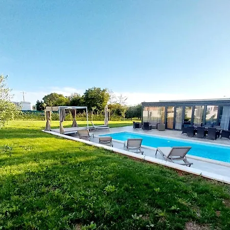 Holiday home Hacienda Matea Mit Whirlpool, Pool Und Grill Pula